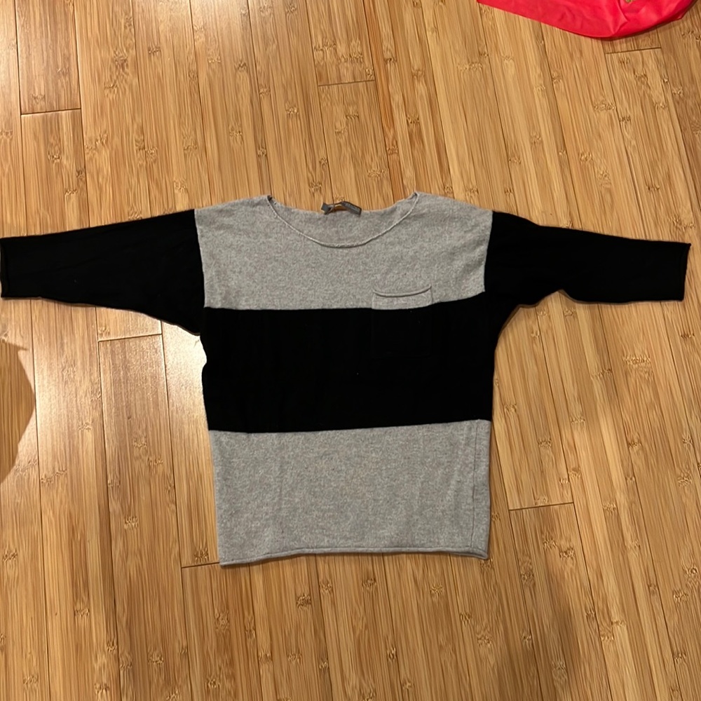 Trendy color block grey and black 100% cashmere sweater